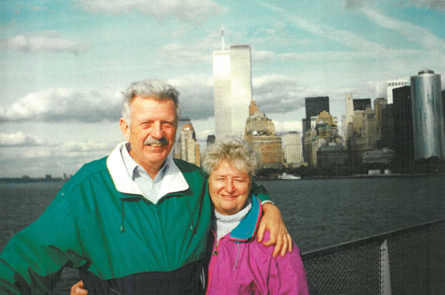 MY_WTC #591 | Kevin 2001 | My parents with the World Trade Center